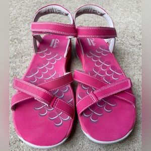 Clarks red sandals sz 8